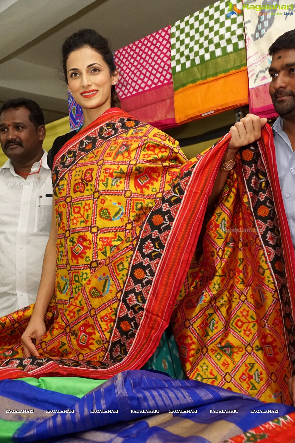 Shilpa Reddy inaugurates Pochampally IKAT Art Mela