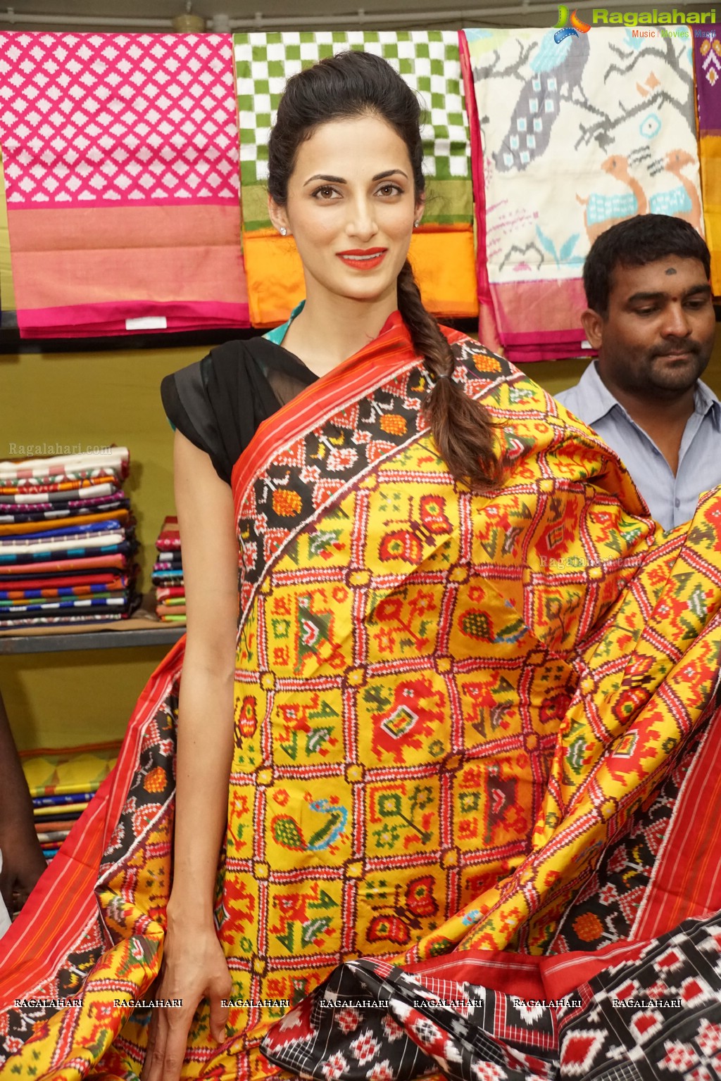 Shilpa Reddy inaugurates Pochampally IKAT Art Mela