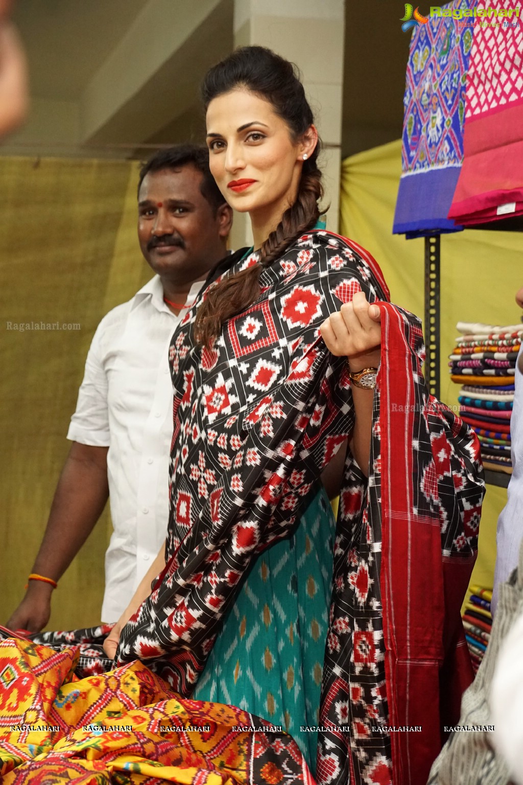 Shilpa Reddy inaugurates Pochampally IKAT Art Mela