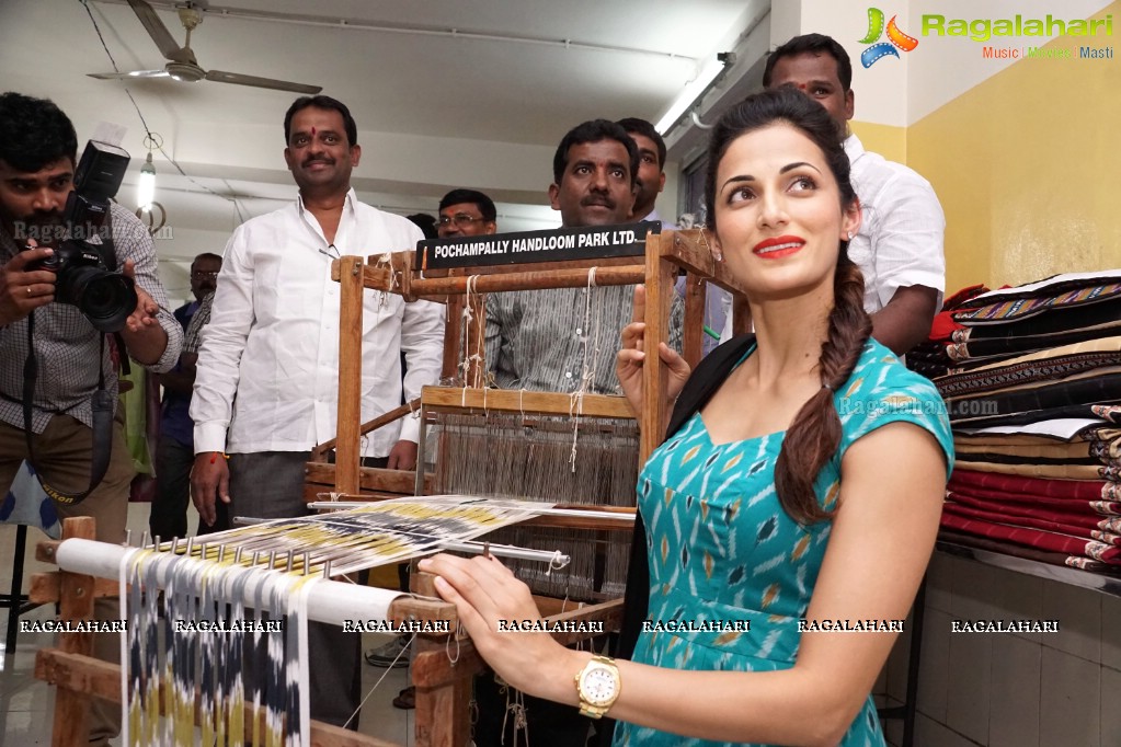 Shilpa Reddy inaugurates Pochampally IKAT Art Mela