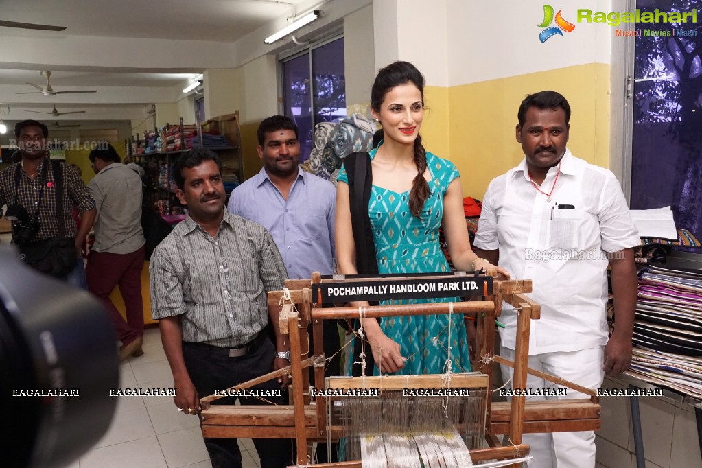 Shilpa Reddy inaugurates Pochampally IKAT Art Mela