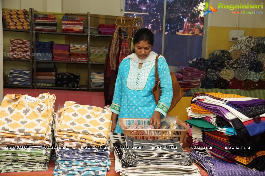 Shilpa Reddy inaugurates Pochampally IKAT Art Mela