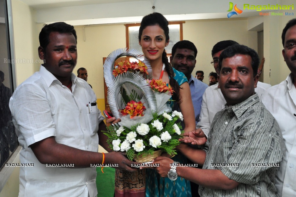 Shilpa Reddy inaugurates Pochampally IKAT Art Mela