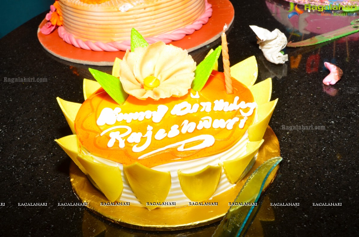 Rajeshwari Sainath - Vyshnavie Sainath Birthday Bash 2015 at Tap Quench Bar, Hyderabad