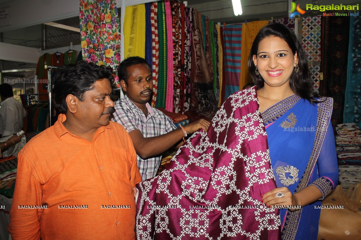 Swetha Jadhav launches Silk of India Exhibition at Satya Sai Nigamagamam