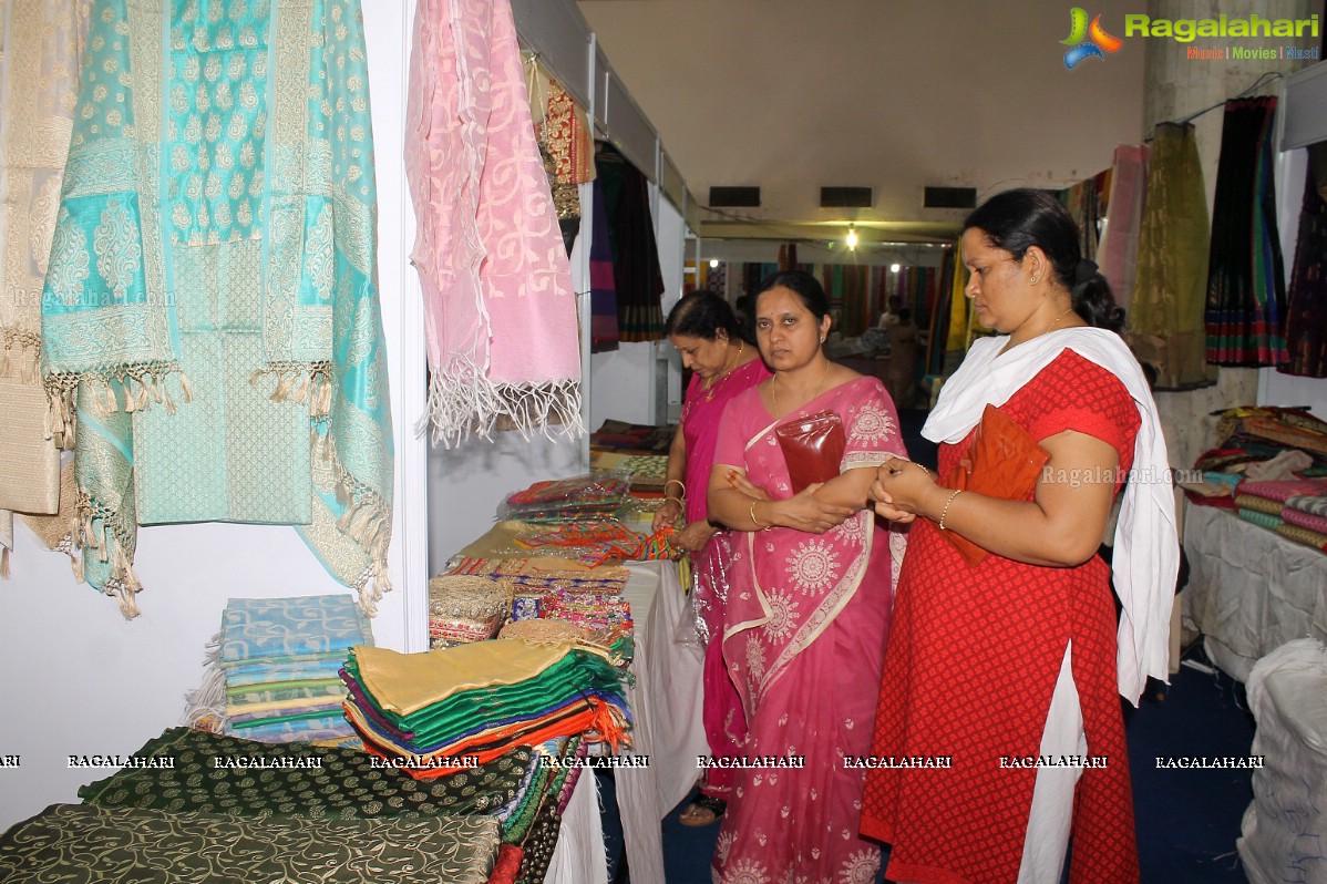 Swetha Jadhav launches Silk of India Exhibition at Satya Sai Nigamagamam