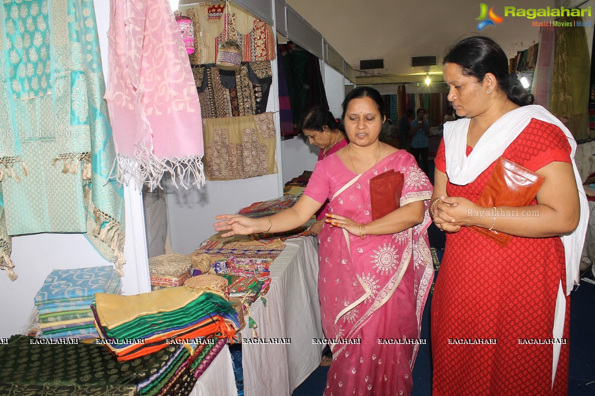 Swetha Jadhav launches Silk of India Exhibition at Satya Sai Nigamagamam