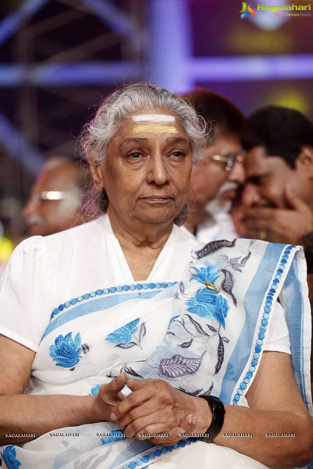 Lifetime Achievement Award to S Janaki at Mirchi Music Awards 2014