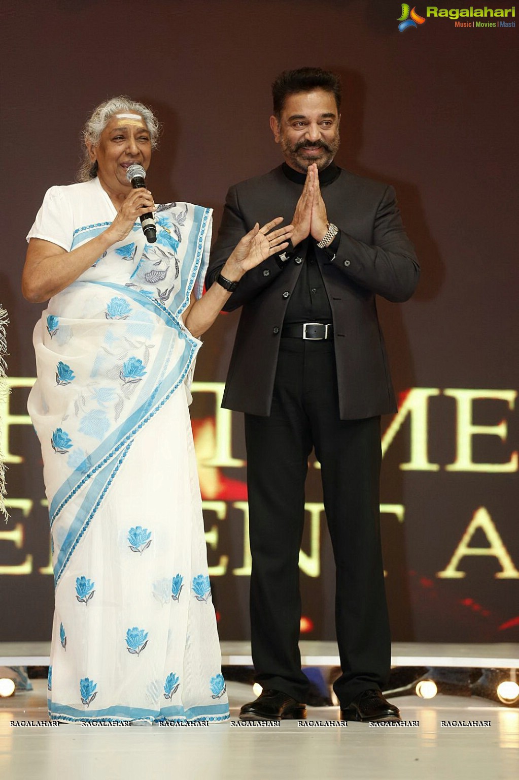 Lifetime Achievement Award to S Janaki at Mirchi Music Awards 2014