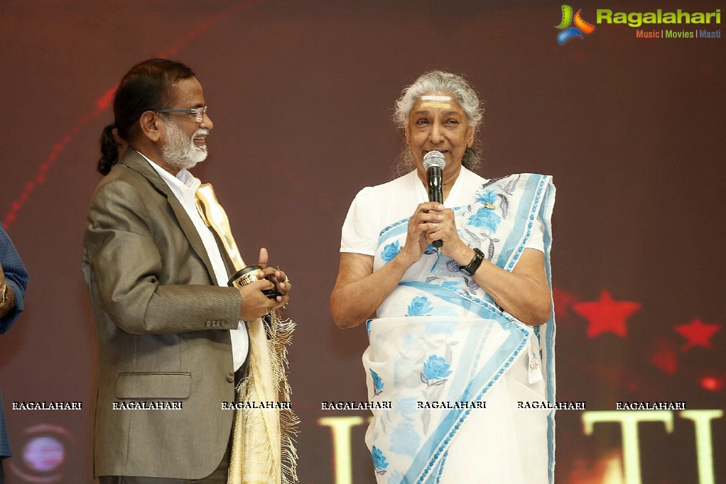 Lifetime Achievement Award to S Janaki at Mirchi Music Awards 2014