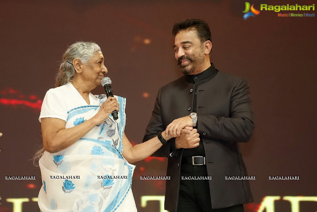 Lifetime Achievement Award to S Janaki at Mirchi Music Awards 2014