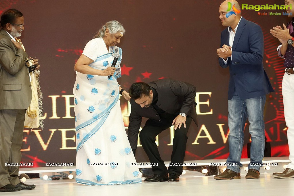 Lifetime Achievement Award to S Janaki at Mirchi Music Awards 2014