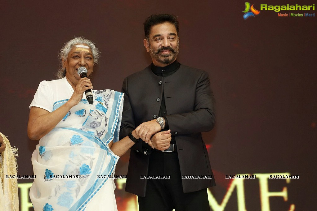 Lifetime Achievement Award to S Janaki at Mirchi Music Awards 2014