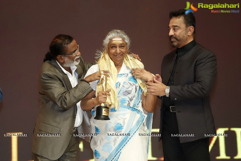 Lifetime Achievement Award to S Janaki at Mirchi Music Awards 2014