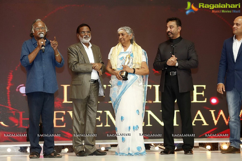 Lifetime Achievement Award to S Janaki at Mirchi Music Awards 2014