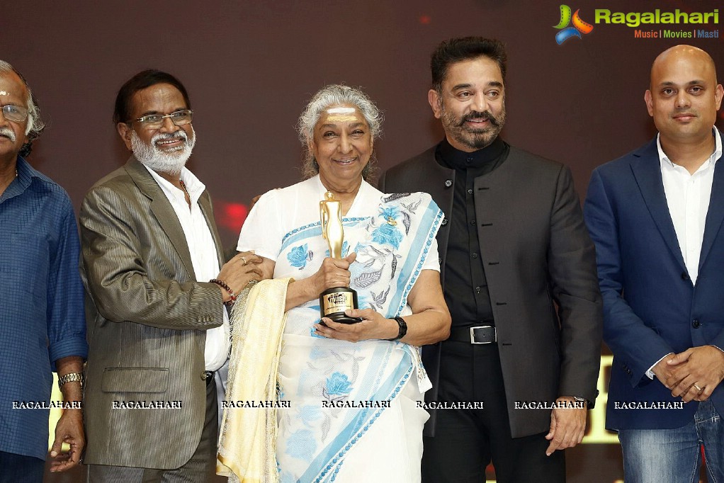 Lifetime Achievement Award to S Janaki at Mirchi Music Awards 2014