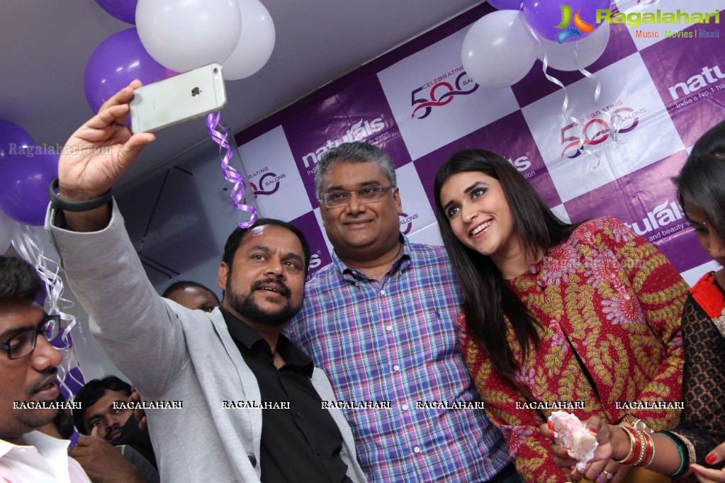 Mannara Chopra launches Naturals Salon TS and AP Franchise Outlet at Trimurthy Colony, Secunderabad