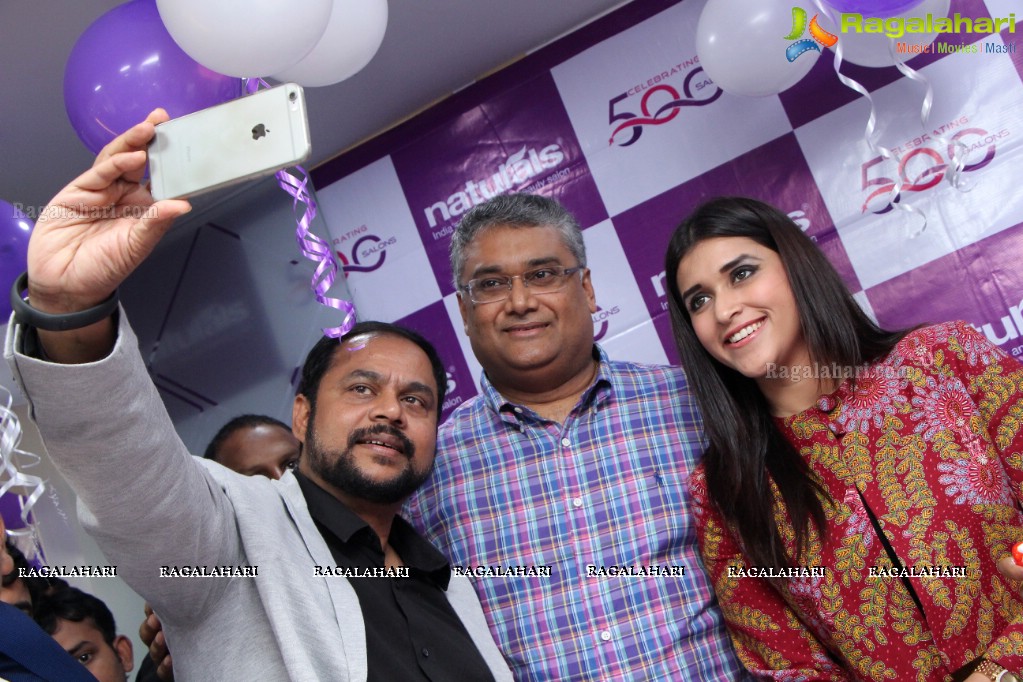 Mannara Chopra launches Naturals Salon TS and AP Franchise Outlet at Trimurthy Colony, Secunderabad