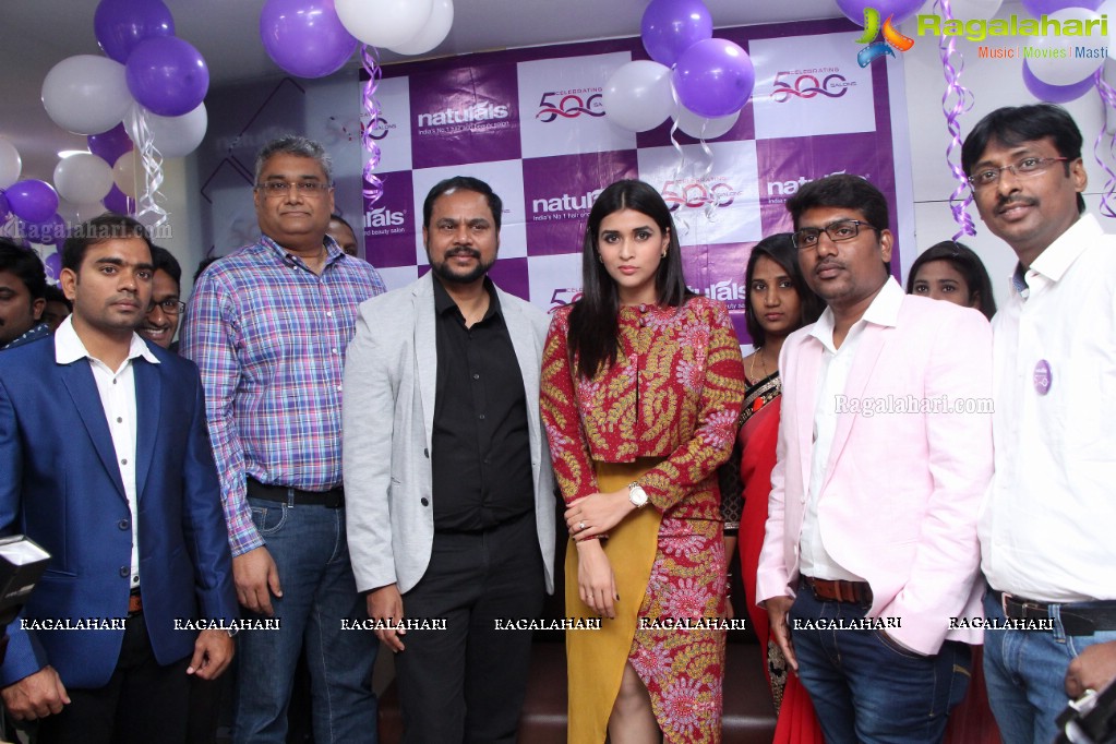 Mannara Chopra launches Naturals Salon TS and AP Franchise Outlet at Trimurthy Colony, Secunderabad