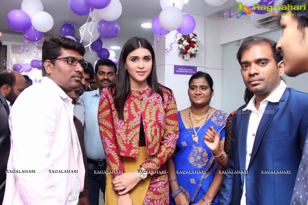 Mannara Chopra launches Naturals Salon TS and AP Franchise Outlet at Trimurthy Colony, Secunderabad