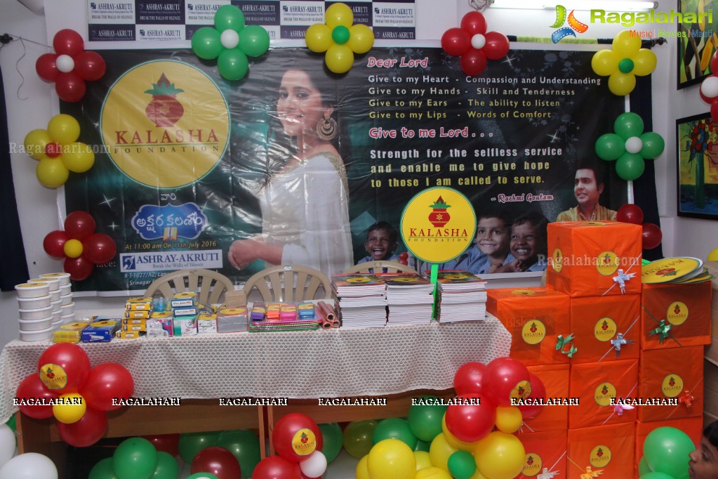 Rashmi Gautam at Kalasha Foundation's Akshara Kalasham Event at Ashray-Akruti, Hyderabad