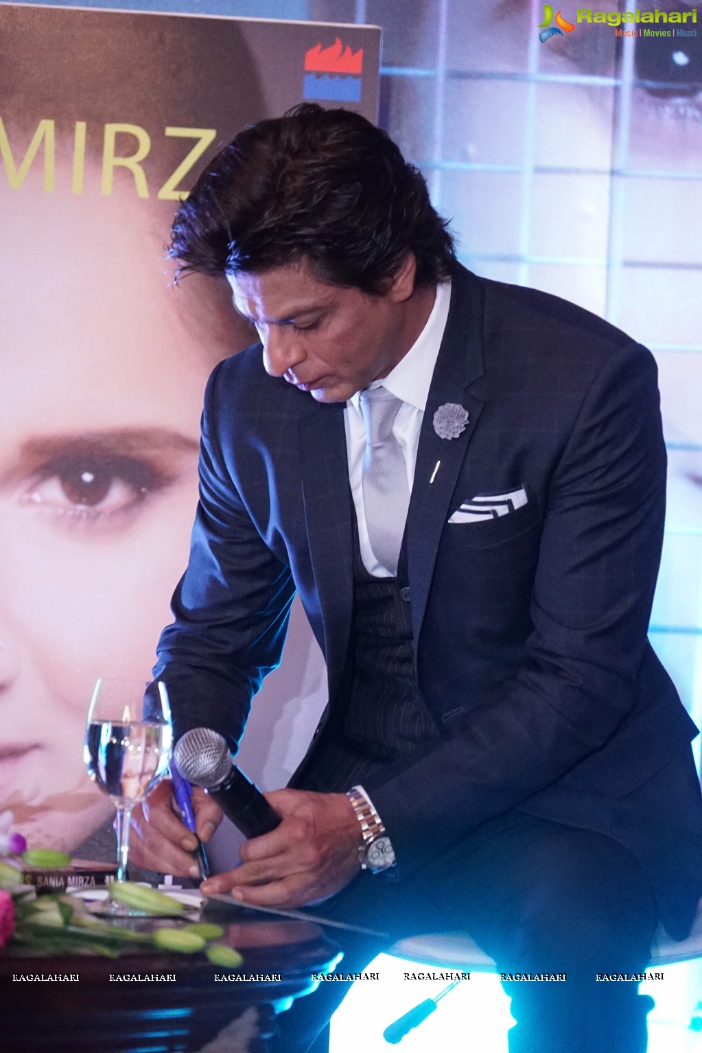 Shahrukh Khan unveils Sania Mirza Autobiography Book in Hyderabad