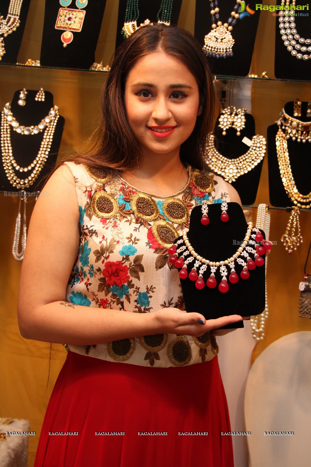 Simrath Juneja inaugurates Trendz Vivah Collection at Taj Krishna