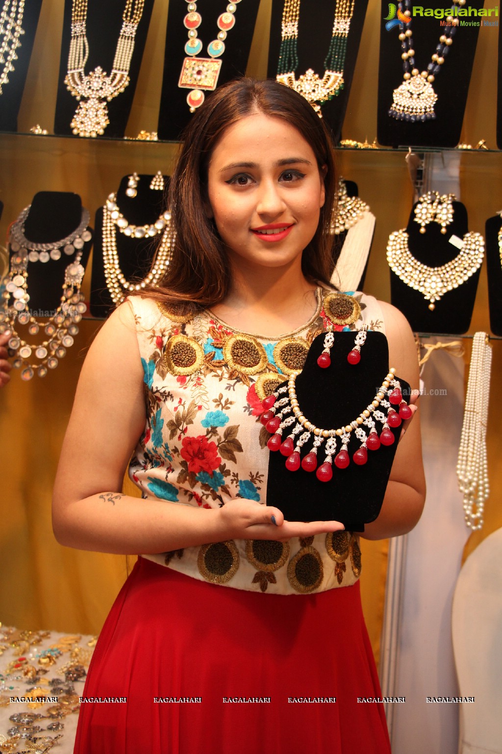 Simrath Juneja inaugurates Trendz Vivah Collection at Taj Krishna