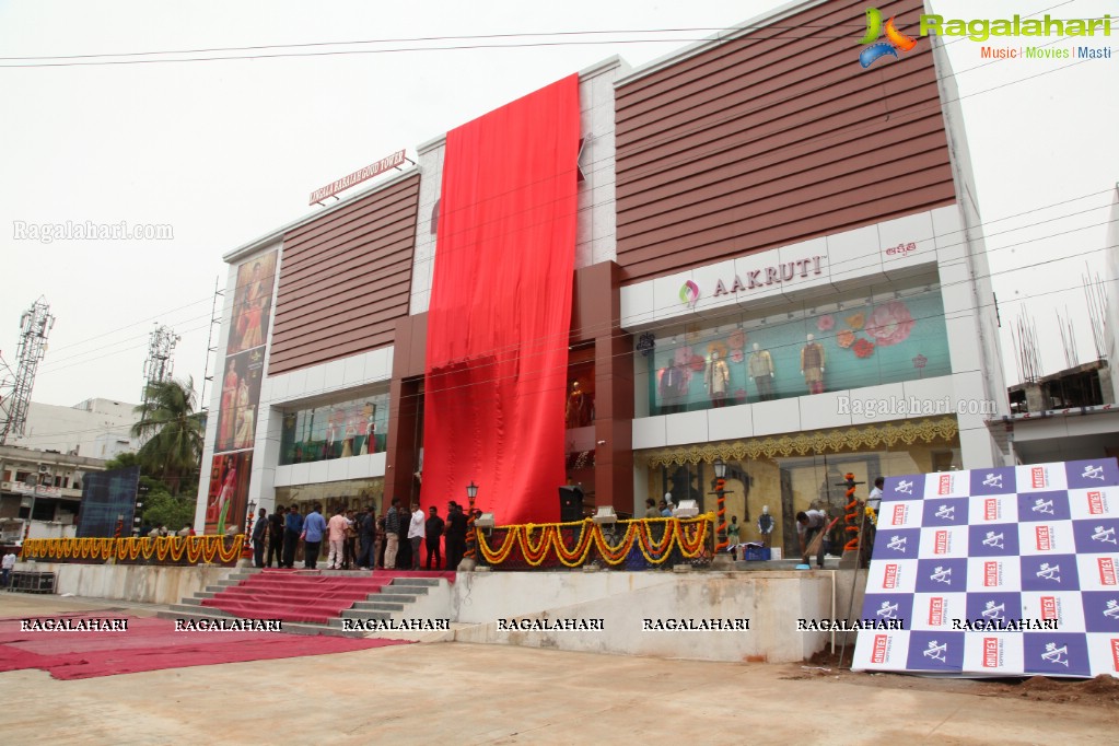 Pooja Hegde launches Anutex Shopping Mall at Kothapet