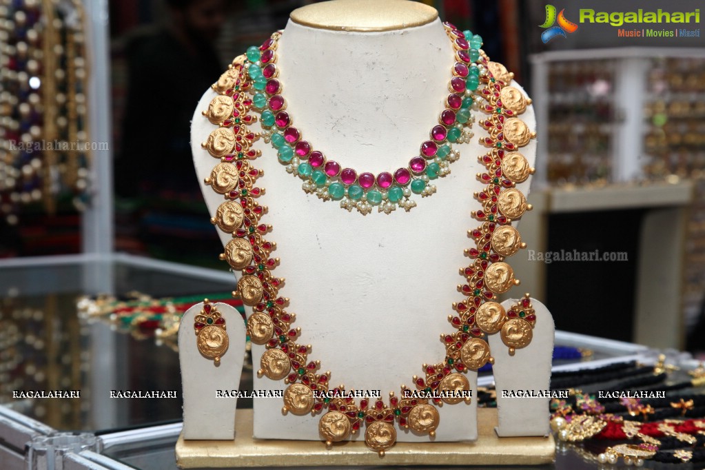 Pooja Sree Inaugurates National Silk Expo at Sri Satyasai Nigamagamam