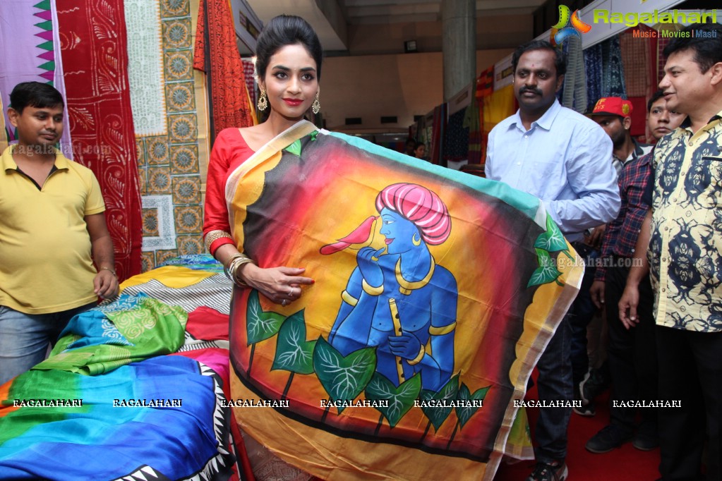 Pooja Sree Inaugurates National Silk Expo at Sri Satyasai Nigamagamam