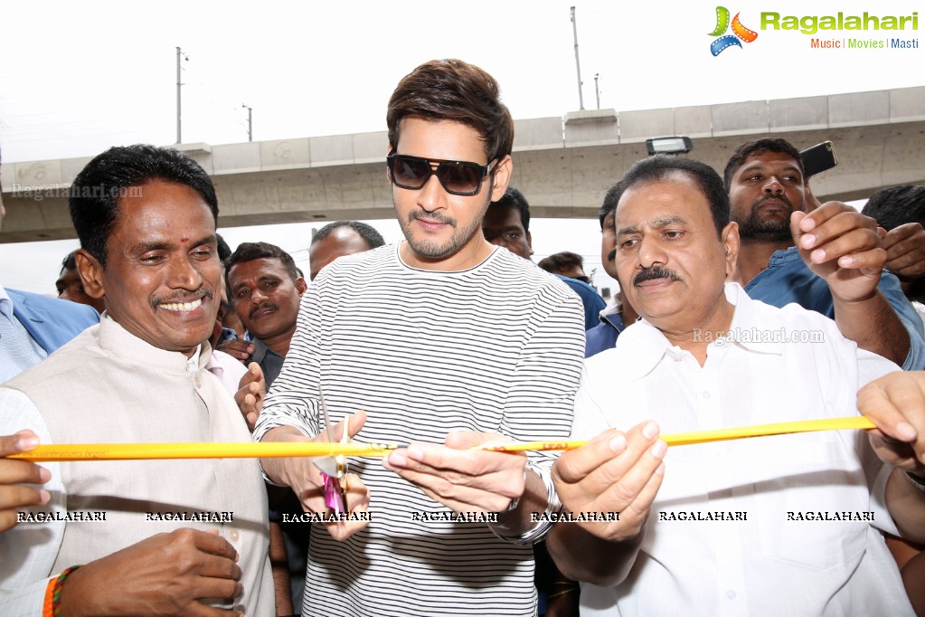 Mahesh Babu launches Home Needs Section at Chennai Silks, Kukatpally, Hyderabad