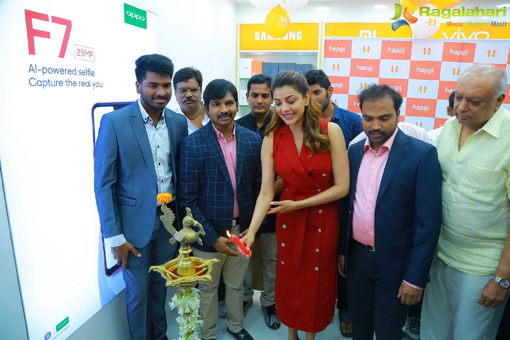 Kajal launches Happi Mobiles at Hanumakonda