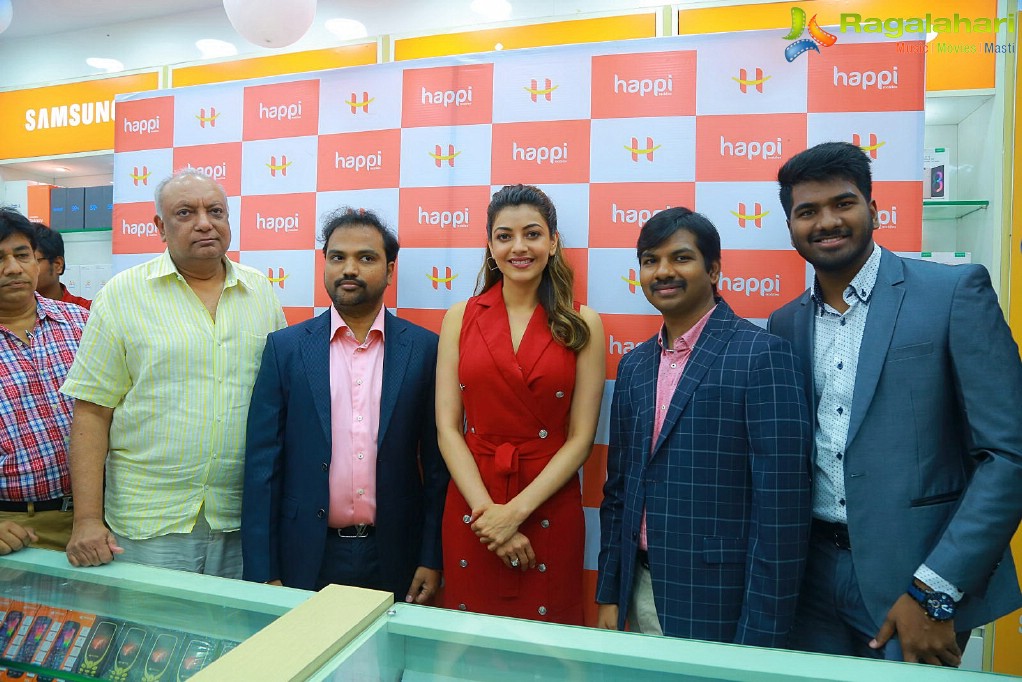 Kajal launches Happi Mobiles at Hanumakonda