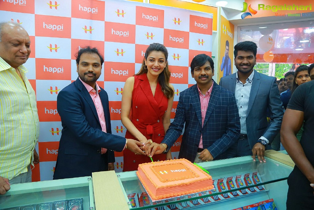 Kajal launches Happi Mobiles at Hanumakonda