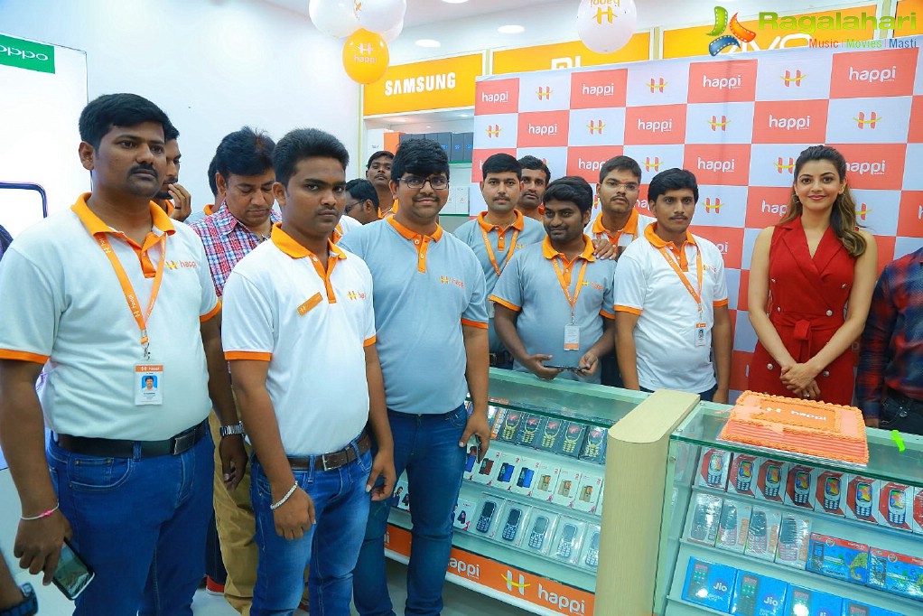 Kajal launches Happi Mobiles at Hanumakonda