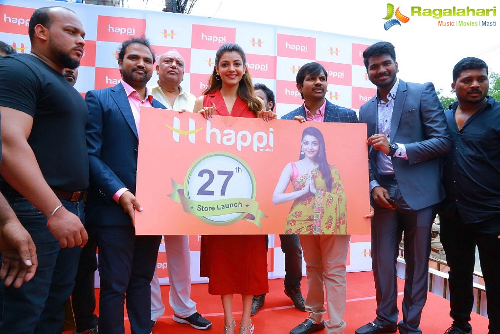 Kajal launches Happi Mobiles at Hanumakonda