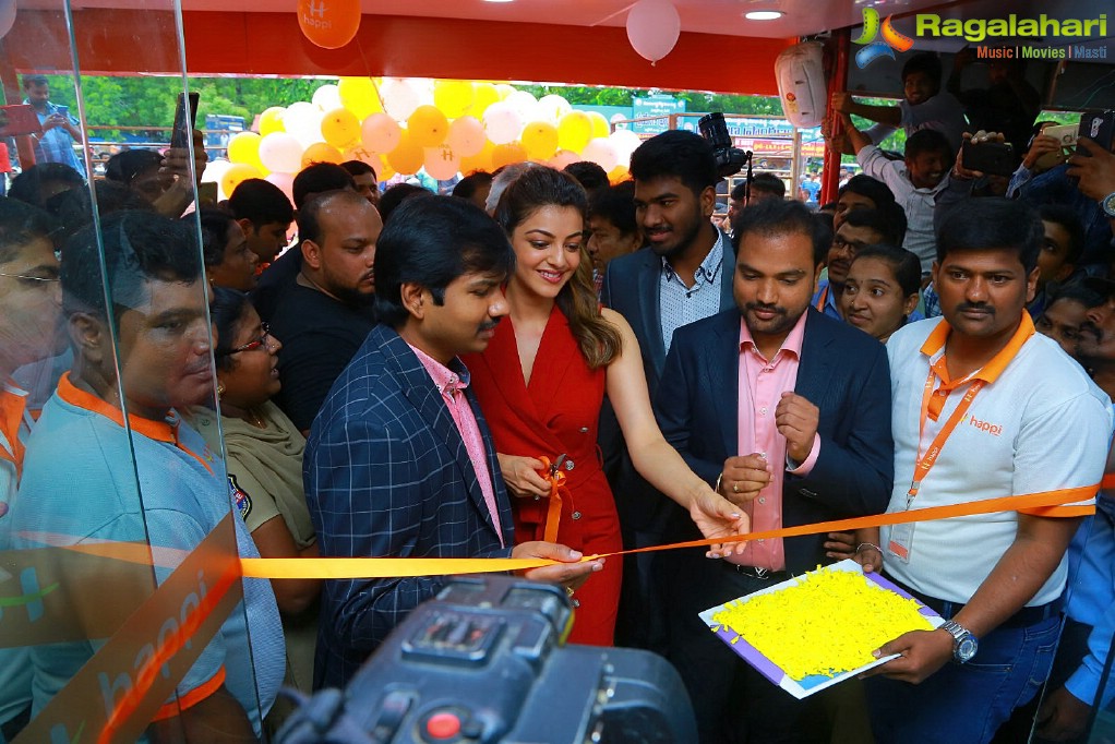 Kajal launches Happi Mobiles at Hanumakonda