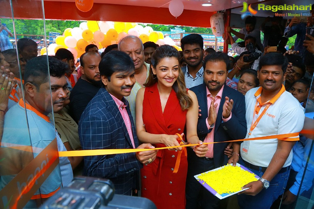 Kajal launches Happi Mobiles at Hanumakonda