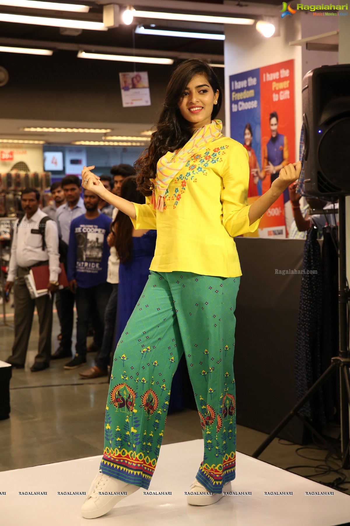 Tete-A-Tete with fbb Colors Femina Miss India 2018 2nd Runner Up Ms Shreya Rao at Big Bazaar, Ameerpet, Hyderabad