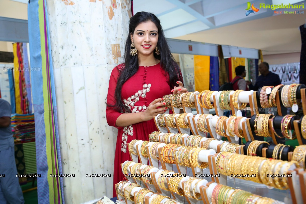 Yashu Mashetty launches Silk and Cotton Expo at Sri Satya Sai Nigamagamam