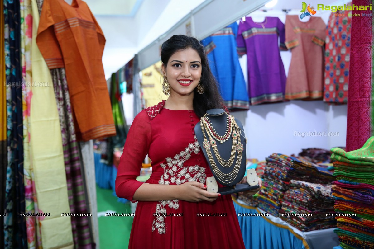 Yashu Mashetty launches Silk and Cotton Expo at Sri Satya Sai Nigamagamam