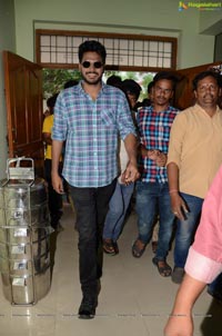 Sundeep Kishan Celebrates NVNN Success With his Fans 