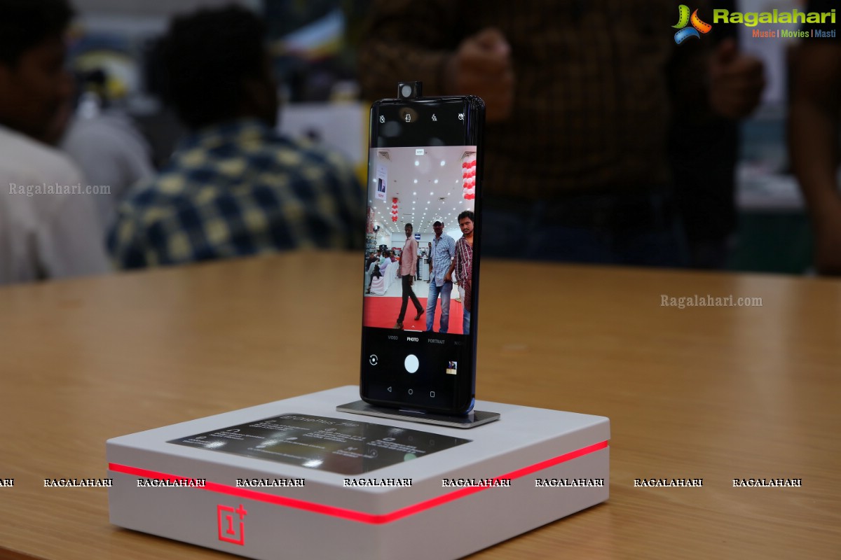 OnePlus Announces Its Partership With Bajaj Electronics