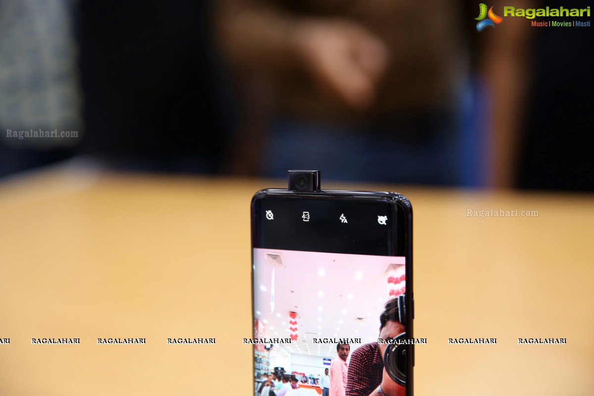 OnePlus Announces Its Partership With Bajaj Electronics