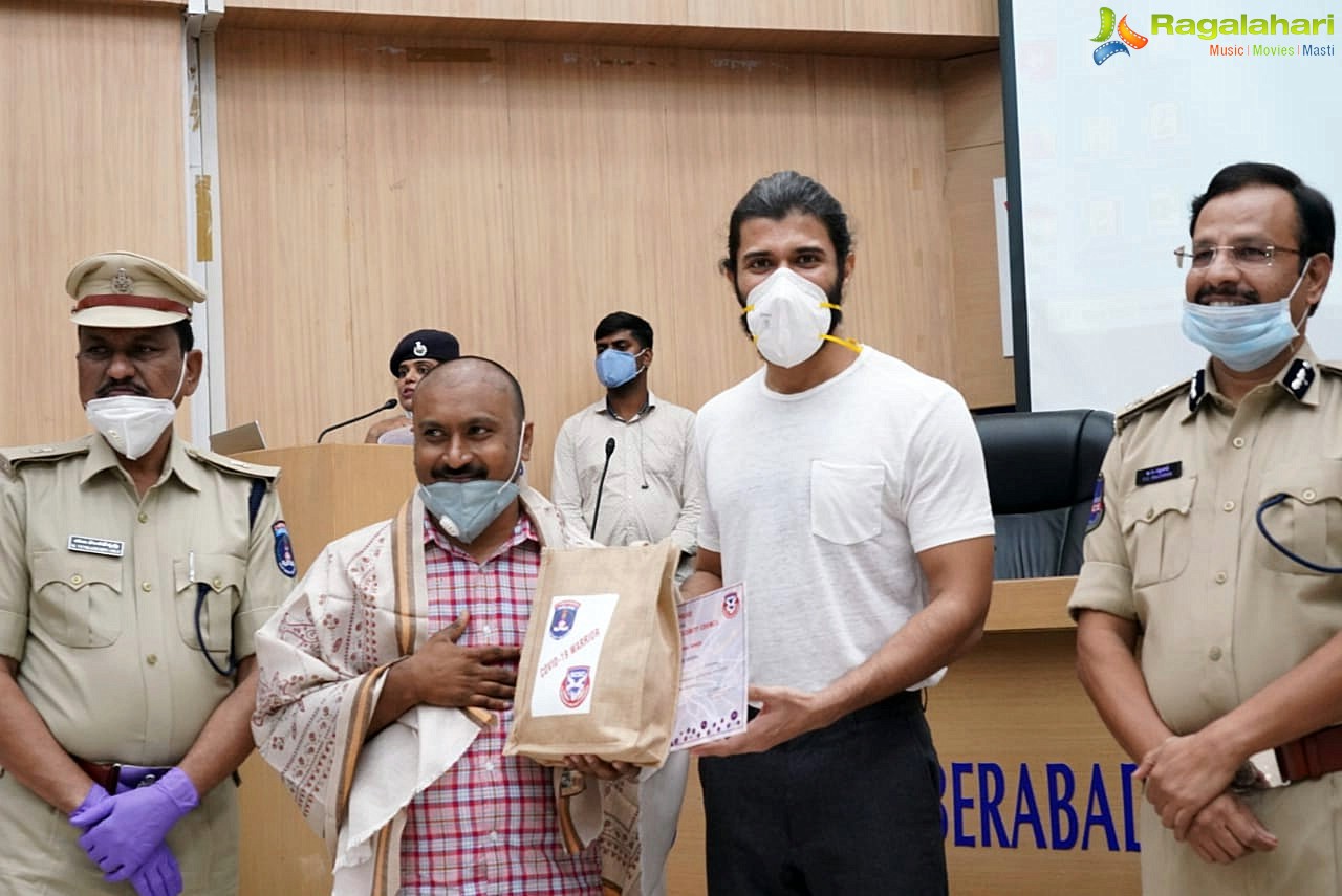 Vijay Deverakonda Felicitates Plasma Donors, Urges people who have recovered to donate