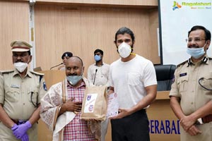 Vijay Deverakonda Felicitates Plasma Donors