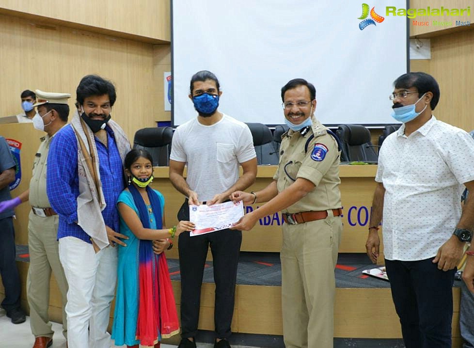 Vijay Deverakonda Felicitates Plasma Donors, Urges people who have recovered to donate