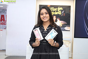Rashi Singh Launch Apple Days at Bajaj Electronics Store
