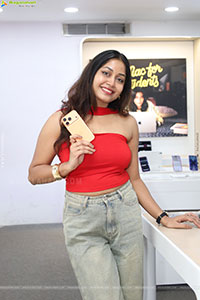 Rashi Singh Launch Apple Days at Bajaj Electronics Store
